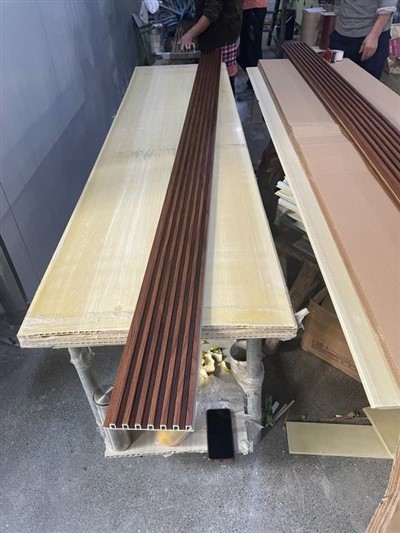 Geriffelte Dekorationsplatte aus WPC für den Innenbereich