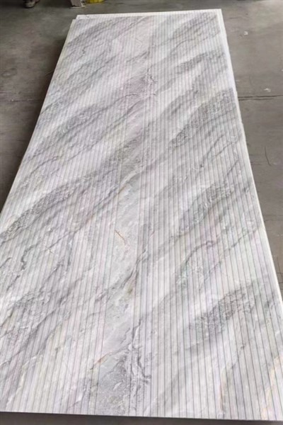 Mit gerillter PVC-Marmorplatte